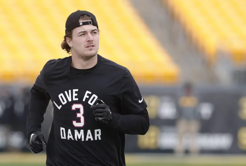 NFL, American Football Herren, USA Cleveland Browns at Pittsburgh Steelers Jan 8, 2023 Pittsburgh, Pennsylvania, USA Pittsburgh Steelers quarterback Kenny Pickett 8 wears a shirt in honor of Buffalo Bills safety Damar Hamlin not pictured as he warms up before the game against the Cleveland Browns at Acrisure Stadium. Pittsburgh Acrisure Stadium Pennsylvania USA, EDITORIAL USE ONLY PUBLICATIONxINxGERxSUIxAUTxONLY Copyright: xCharlesxLeClairex 20230108_ams_al8_0001