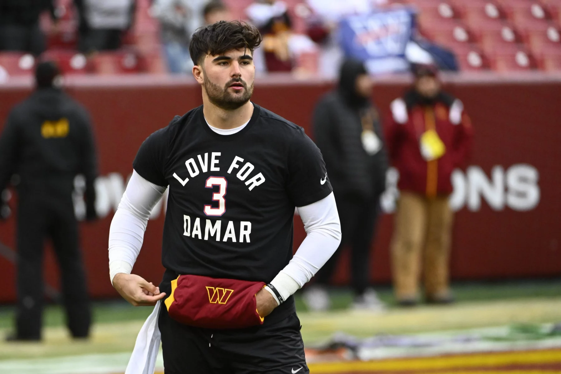 NFL, American Football Herren, USA Dallas Cowboys at Washington Commanders Jan 8, 2023 Landover, Maryland, USA Washington Commanders quarterback Sam Howell on the field wearing a shirt in support of Demar Hamlin before the game against the Dallas Cowboys at FedExField. Landover FedExField Maryland USA, EDITORIAL USE ONLY PUBLICATIONxINxGERxSUIxAUTxONLY Copyright: xBradxMillsx _Z9A9553