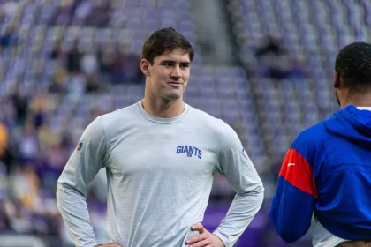 MINNEAPOLIS, MN - JANUARY 15: New York Giants quarterback Daniel Jones 8 warms up before the NFL, American Football Herren, USA game between the New York Giants and Minnesota Vikings on January 15th, 2023, at U.S. Bank Stadium in Minneapolis, MN. Photo by Bailey Hillesheim/Icon Sportswire NFL: JAN 15 NFC Wild Card Playoffs - Giants at Vikings Icon230115033