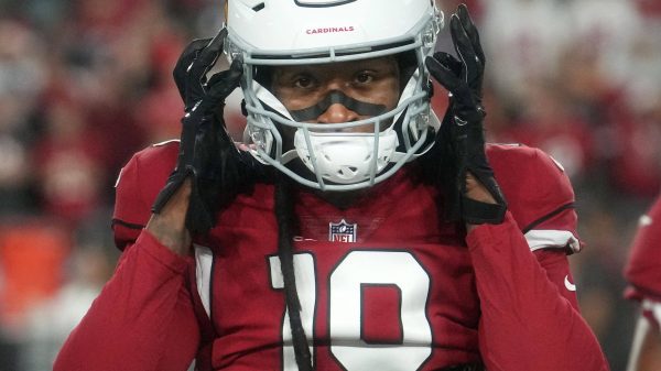 Syndication: Arizona Republic Arizona Cardinals receiver DeAndre Hopkins 10 warms up before their game against the Tampa Bay Buccaneers at State Farm Stadium in Glendale on Dec. 25, 2022. , EDITORIAL USE ONLY PUBLICATIONxINxGERxSUIxAUTxONLY Copyright: xJoexRondone/ThexRepublicx 20760326