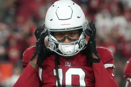 Syndication: Arizona Republic Arizona Cardinals receiver DeAndre Hopkins 10 warms up before their game against the Tampa Bay Buccaneers at State Farm Stadium in Glendale on Dec. 25, 2022. , EDITORIAL USE ONLY PUBLICATIONxINxGERxSUIxAUTxONLY Copyright: xJoexRondone/ThexRepublicx 20760326