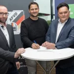 Vertragsunterzeichnung für das Stadion an der Hafenstraße (vlnr): Thorsten Steinmann von der GVE Grundstücksverwaltung Stadt Essen GmbH, Markus Würtele und Fuad Merdanovic, Präsidium AFVD e.V.