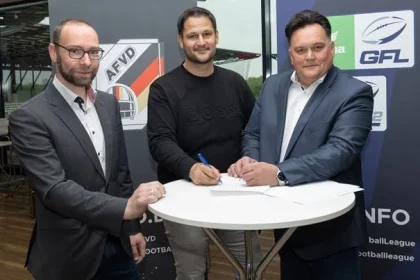 Vertragsunterzeichnung für das Stadion an der Hafenstraße (vlnr): Thorsten Steinmann von der GVE Grundstücksverwaltung Stadt Essen GmbH, Markus Würtele und Fuad Merdanovic, Präsidium AFVD e.V.