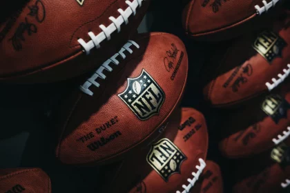 Monday Night Football Schedule 2023, Footballs in einer Reihe, NFL Woche 11,