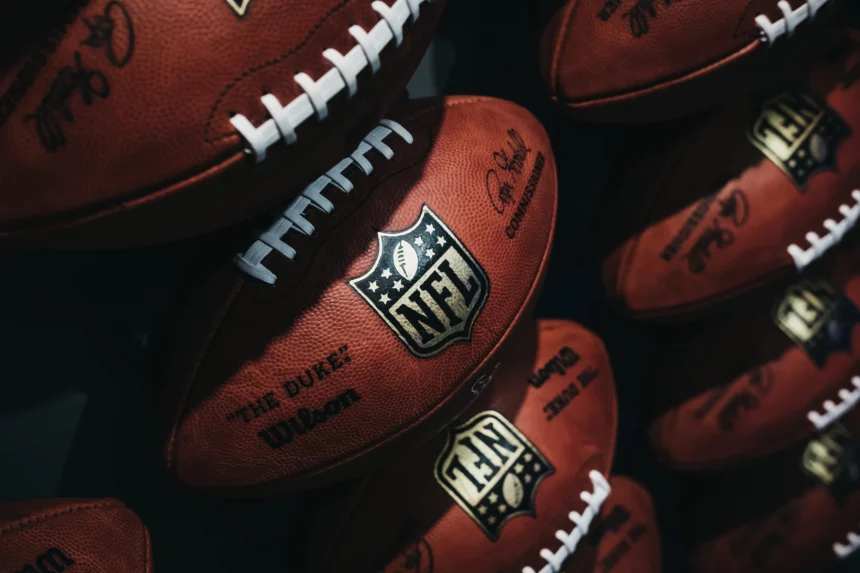 Monday Night Football Schedule 2023, Footballs in einer Reihe, NFL Woche 11,