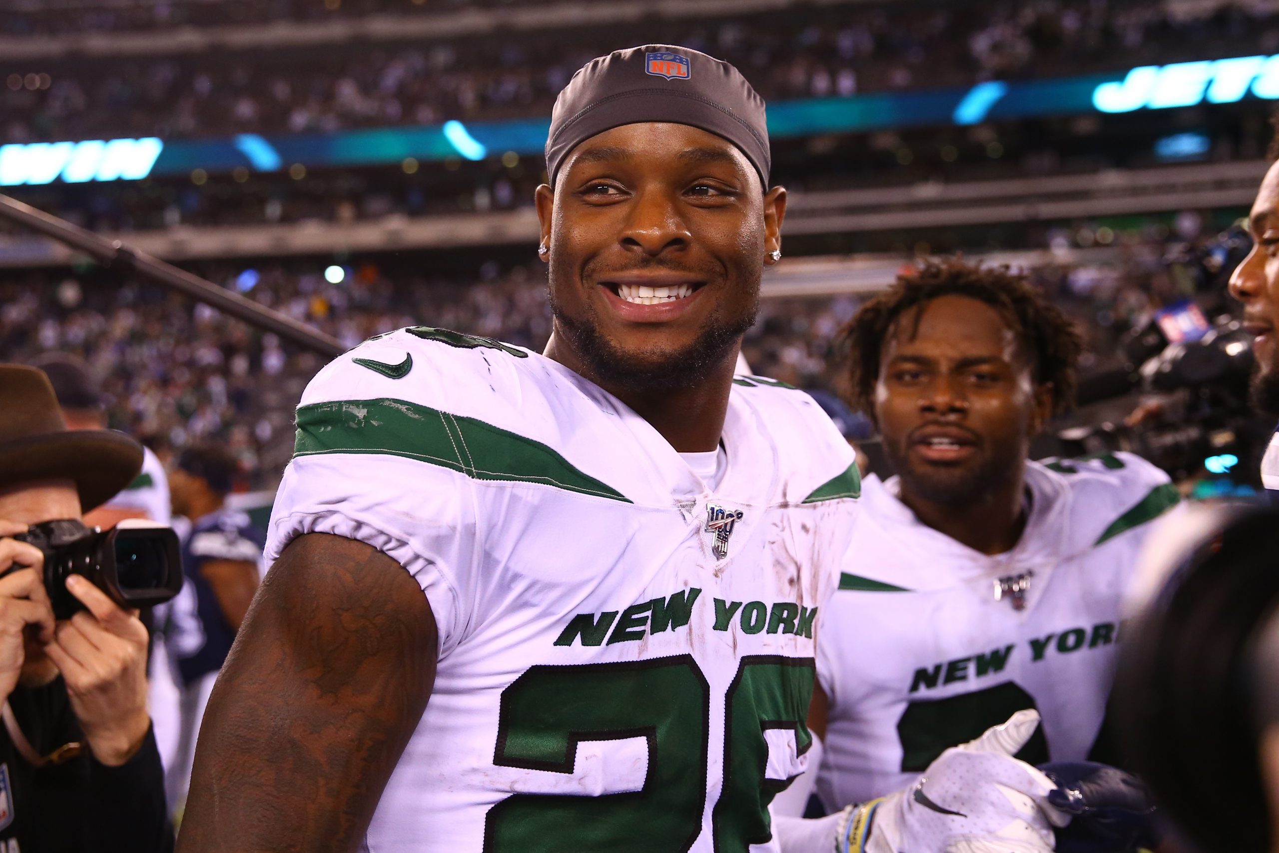 EAST RUTHERFORD, NJ - OCTOBER 13: New York Jets running back Le Veon Bell 26 smiles after the National Football League game between the New York Jets and the Dallas Cowboys on October 13, 2019 at MetLife Stadium in East Rutherford, NJ. Photo by Rich Graessle/Icon Sportswire NFL, American Football Herren, USA OCT 13 Cowboys at Jets PUBLICATIONxINxGERxSUIxAUTxHUNxRUSxSWExNORxDENxONLY Icon1910131158