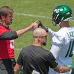 Aaron Rodgers am Feld mit Jets Receiver Allen Lazard