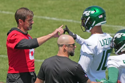 Aaron Rodgers am Feld mit Jets Receiver Allen Lazard