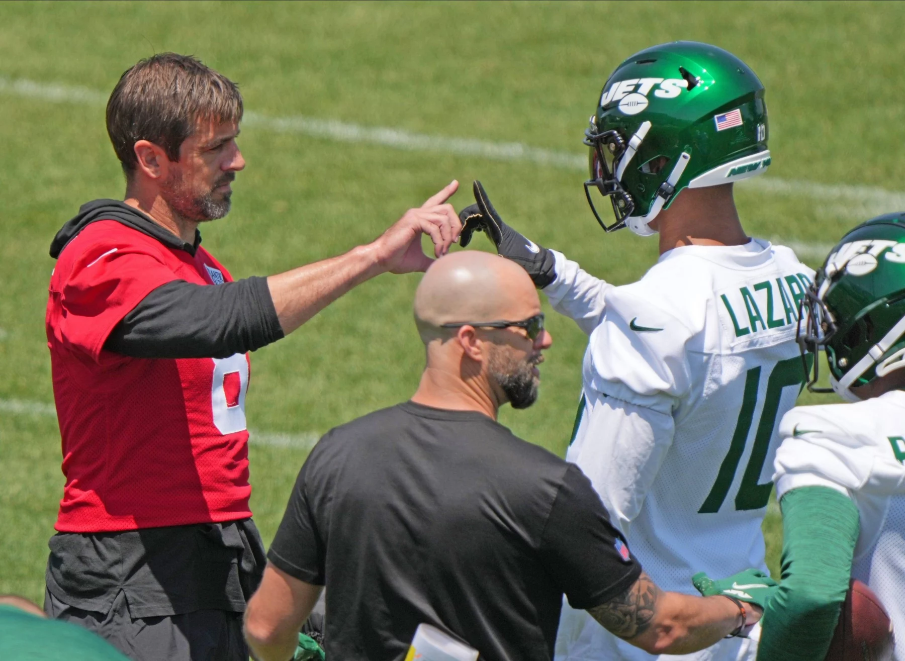 Aaron Rodgers am Feld mit Jets Receiver Allen Lazard