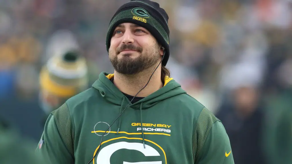 GREEN BAY, WI - DECEMBER 25: Green Bay Packers offensive tackle David Bakhtiari 69 looks on during a game between the Green Bay Packers and the Cleveland Browns on December 25, 2021 at Lambeau Field in Green Bay, WI. Photo by Larry Radloff/Icon Sportswire NFL, American Football Herren, USA DEC 25 Browns at Packers Icon2112253333
