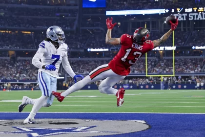 NFL, American Football Herren, USA Tampa Bay Buccaneers at Dallas Cowboys, Sep 11, 2022 Arlington, Texas, USA Tampa Bay Buccaneers wide receiver Mike Evans 13 makes a leaping touchdown catch over Dallas Cowboys cornerback Trevon Diggs 7 during the third quarter at AT&ampT Stadium. Mandatory Credit: Kevin Jairaj-USA TODAY Sports, 11.09.2022 21:21:45, 19032449, NPStrans, Mike Evans, Tampa Bay Buccaneers, NFL, Trevon Diggs, wow, AT&ampT Stadium, TopPic, Dallas Cowboys PUBLICATIONxINxGERxSUIxAUTxONLY Copyright: xKevinxJairajx 19032449