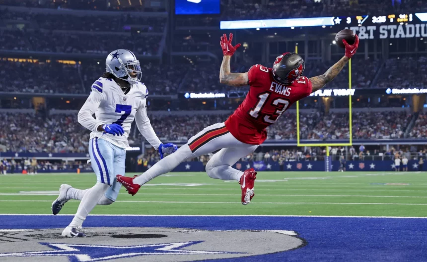 NFL, American Football Herren, USA Tampa Bay Buccaneers at Dallas Cowboys, Sep 11, 2022 Arlington, Texas, USA Tampa Bay Buccaneers wide receiver Mike Evans 13 makes a leaping touchdown catch over Dallas Cowboys cornerback Trevon Diggs 7 during the third quarter at AT&T Stadium. Mandatory Credit: Kevin Jairaj-USA TODAY Sports, 11.09.2022 21:21:45, 19032449, NPStrans, Mike Evans, Tampa Bay Buccaneers, NFL, Trevon Diggs, wow, AT&T Stadium, TopPic, Dallas Cowboys PUBLICATIONxINxGERxSUIxAUTxONLY Copyright: xKevinxJairajx 19032449