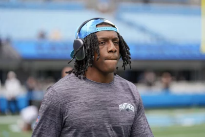 NFL, American Football Herren, USA Arizona Cardinals at Carolina Panthers Oct 2, 2022 Charlotte, North Carolina, USA Carolina Panthers cornerback Jaycee Horn 8 during pregame activity against the Arizona Cardinals at Bank of America Stadium. Charlotte Bank of America Stadium North Carolina USA, EDITORIAL USE ONLY PUBLICATIONxINxGERxSUIxAUTxONLY Copyright: xJimxDedmonx 20221002_cec_db2_050