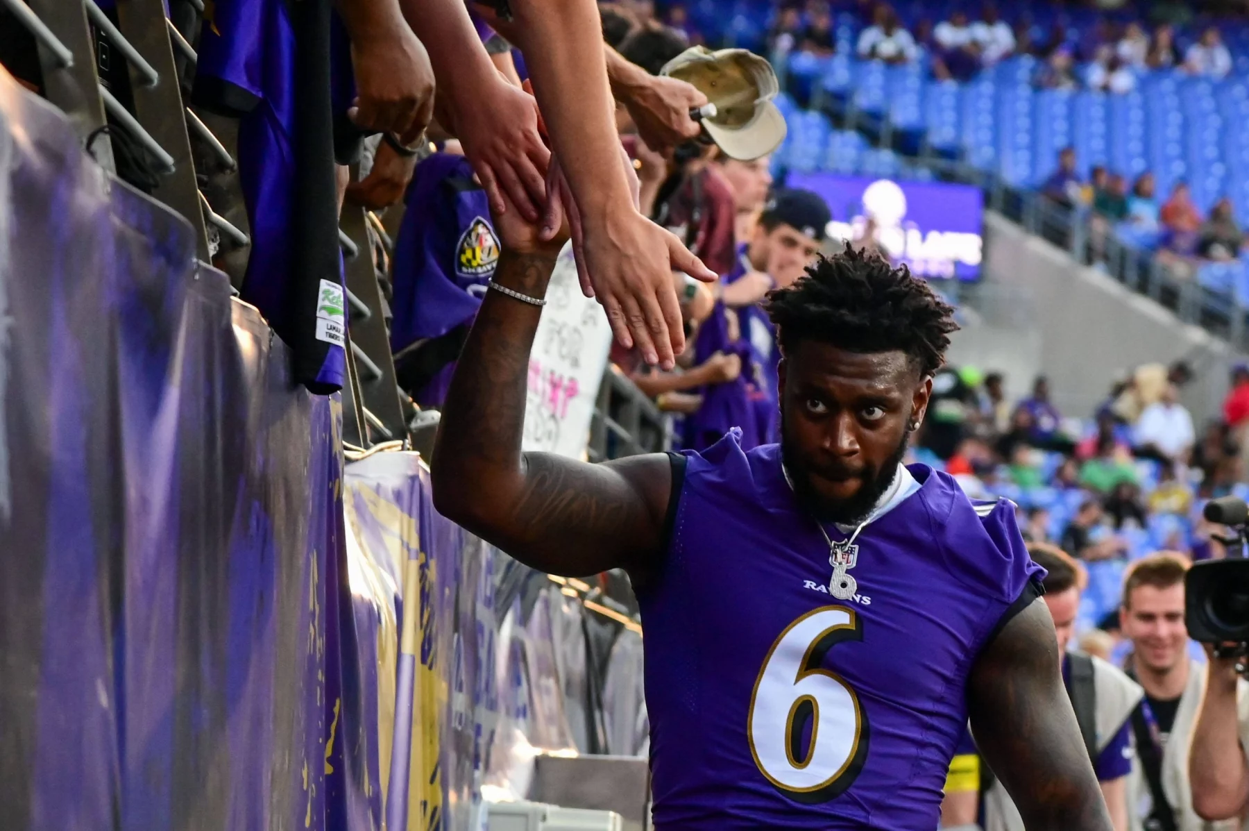 NFL, American Football Herren, USA Tennessee Titans at Baltimore Ravens, Aug 11, 2022 Baltimore, Maryland, USA Baltimore Ravens linebacker Patrick Queen 6 high fives fans before the game against the Tennessee Titans at M&ampT Bank Stadium. Mandatory Credit: Tommy Gilligan-USA TODAY Sports, 11.08.2022 19:10:09, 18856598, NPStrans, Patrick Queen, M&ampT Bank Stadium, NFL, Baltimore Ravens, Tennessee Titans, TopPic PUBLICATIONxINxGERxSUIxAUTxONLY Copyright: xTommyxGilliganx 18856598