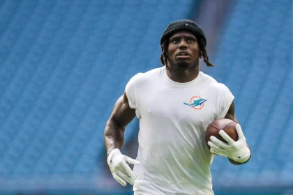 NFL, American Football Herren, USA Philadelphia Eagles at Miami Dolphins, Aug 27, 2022 Miami Gardens, Florida, USA Miami Dolphins wide receiver Tyreek Hill 10 runs with the football during warmups prior to the game against the Philadelphia Eagles at Hard Rock Stadium. Mandatory Credit: Sam Navarro-USA TODAY Sports, 27.08.2022 17:14:46, 18939277, NPStrans, Miami Dolphins, Philadelphia Eagles, NFL, Tyreek Hill, Hard Rock Stadium PUBLICATIONxINxGERxSUIxAUTxONLY Copyright: xSamxNavarrox 18939277