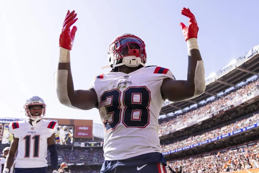 NFL, American Football Herren, USA New England Patriots at Cleveland Browns Oct 16, 2022 Cleveland, Ohio, USA New England Patriots running back Rhamondre Stevenson 38 celebrates his touchdown run against the Cleveland Browns during the second quarter at FirstEnergy Stadium. Cleveland FirstEnergy Stadium Ohio USA, EDITORIAL USE ONLY PUBLICATIONxINxGERxSUIxAUTxONLY Copyright: xScottxGalvinx 20221016_ams_bg7_0201