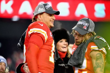 NFL, American Football Herren, USA AFC Championship-Tennessee Titans at Kansas City Chiefs, Jan 19, 2020 Kansas City, Missouri, USA KKansas City Chiefs quarterback Patrick Mahomes 15 and strong safety Tyrann Mathieu 32 celebrate with Norma Hunt on stage after the AFC Championship Game against the Tennessee Titans at Arrowhead Stadium. Mandatory Credit: Denny Medley-USA TODAY Sports, 19.01.2020 17:15:44, 13949267, Tyrann Mathieu, NFL, Norma Hunt, AFC Championship Game, Arrowhead Stadium, Patrick Mahomes, Kansas City Chiefs, Tennessee Titans PUBLICATIONxINxGERxSUIxAUTxONLY Copyright: xDennyxMedleyx 13949267