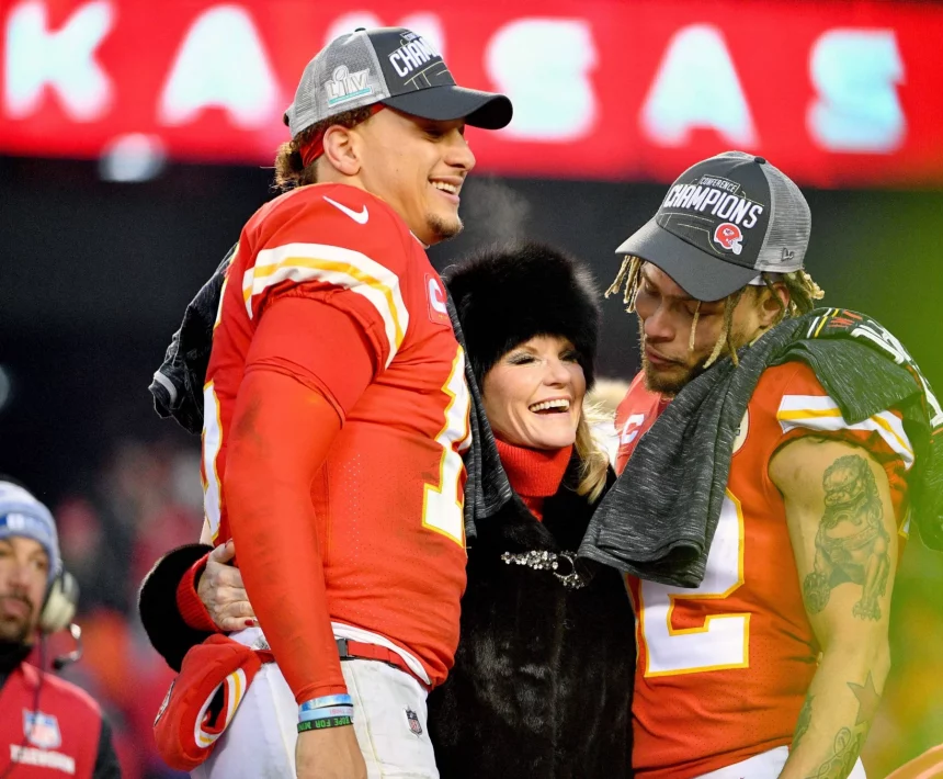 NFL, American Football Herren, USA AFC Championship-Tennessee Titans at Kansas City Chiefs, Jan 19, 2020 Kansas City, Missouri, USA KKansas City Chiefs quarterback Patrick Mahomes 15 and strong safety Tyrann Mathieu 32 celebrate with Norma Hunt on stage after the AFC Championship Game against the Tennessee Titans at Arrowhead Stadium. Mandatory Credit: Denny Medley-USA TODAY Sports, 19.01.2020 17:15:44, 13949267, Tyrann Mathieu, NFL, Norma Hunt, AFC Championship Game, Arrowhead Stadium, Patrick Mahomes, Kansas City Chiefs, Tennessee Titans PUBLICATIONxINxGERxSUIxAUTxONLY Copyright: xDennyxMedleyx 13949267