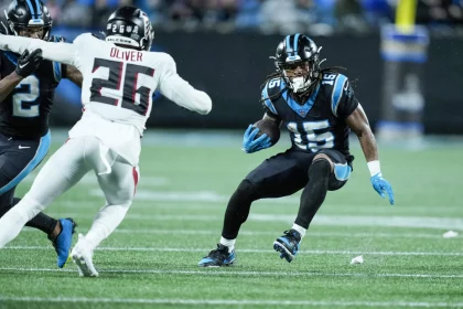 NFL, American Football Herren, USA Atlanta Falcons at Carolina Panthers Nov 10, 2022 Charlotte, North Carolina, USA Carolina Panthers wide receiver Laviska Shenault Jr. 15 attempts to avoid Atlanta Falcons cornerback Isaiah Oliver 26 during the second half at Bank of America Stadium. Charlotte Bank of America Stadium North Carolina USA, EDITORIAL USE ONLY PUBLICATIONxINxGERxSUIxAUTxONLY Copyright: xJimxDedmonx 20221110_ojr_db2_492
