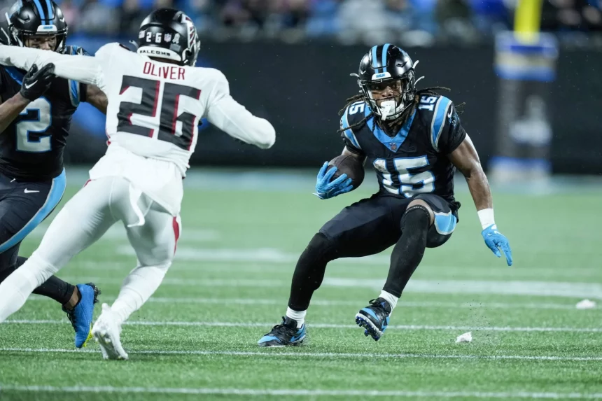 NFL, American Football Herren, USA Atlanta Falcons at Carolina Panthers Nov 10, 2022 Charlotte, North Carolina, USA Carolina Panthers wide receiver Laviska Shenault Jr. 15 attempts to avoid Atlanta Falcons cornerback Isaiah Oliver 26 during the second half at Bank of America Stadium. Charlotte Bank of America Stadium North Carolina USA, EDITORIAL USE ONLY PUBLICATIONxINxGERxSUIxAUTxONLY Copyright: xJimxDedmonx 20221110_ojr_db2_492