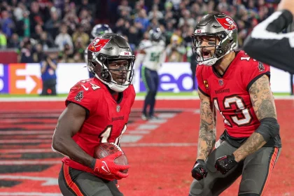 l-r: Chris Godwin 14 Tampa Bay Buccaneers, Mike Evans 13 Tampa Bay Buccaneers, Seattle Seahawks vs. Tampa Bay Buccaneers, Football, NFL, American Football Herren, USA 13.11.2022 Muenchen Bayern Deutschland *** l r Chris Godwin 14 Tampa Bay Buccaneers , Mike Evans 13 Tampa Bay Buccaneers , Seattle Seahawks vs Tampa Bay Buccaneers, Football, NFL, 13 11 2022 Muenchen Bayern Germany Copyright: xkolbert-press/ChristianxKolbertx