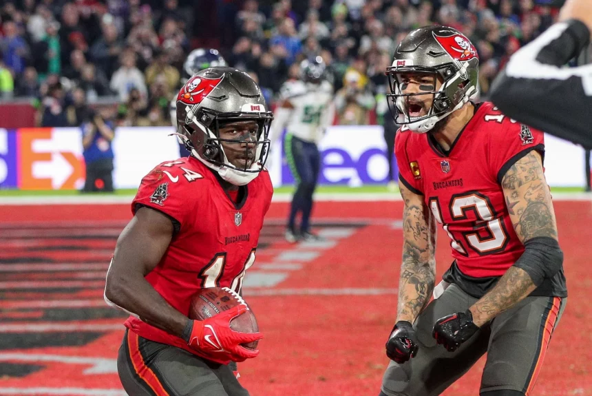 l-r: Chris Godwin 14 Tampa Bay Buccaneers, Mike Evans 13 Tampa Bay Buccaneers, Seattle Seahawks vs. Tampa Bay Buccaneers, Football, NFL, American Football Herren, USA 13.11.2022 Muenchen Bayern Deutschland *** l r Chris Godwin 14 Tampa Bay Buccaneers , Mike Evans 13 Tampa Bay Buccaneers , Seattle Seahawks vs Tampa Bay Buccaneers, Football, NFL, 13 11 2022 Muenchen Bayern Germany Copyright: xkolbert-press/ChristianxKolbertx