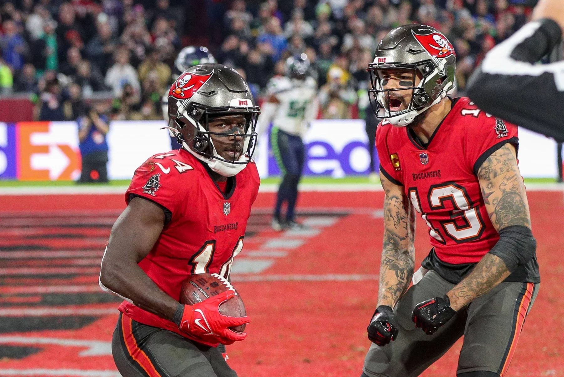 l-r: Chris Godwin 14 Tampa Bay Buccaneers, Mike Evans 13 Tampa Bay Buccaneers, Seattle Seahawks vs. Tampa Bay Buccaneers, Football, NFL, American Football Herren, USA 13.11.2022 Muenchen Bayern Deutschland *** l r Chris Godwin 14 Tampa Bay Buccaneers , Mike Evans 13 Tampa Bay Buccaneers , Seattle Seahawks vs Tampa Bay Buccaneers, Football, NFL, 13 11 2022 Muenchen Bayern Germany Copyright: xkolbert-press/ChristianxKolbertx