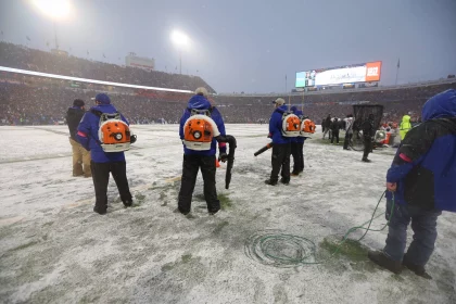 NFL, American Football Herren, USA AFC Divisional Round-Cincinnati Bengals at Buffalo Bills Jan 22, 2023 Orchard Park, New York, USA Workers with leaf blowers took to the field during every commercial break to clear the yardage markers during an AFC divisional round game at Highmark Stadium. Orchard Park Highmark Stadium New York USA, EDITORIAL USE ONLY PUBLICATIONxINxGERxSUIxAUTxONLY Copyright: xKareemxElgazzarx 20230122_sjb_tmy_226