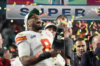 NFL, American Football Herren, USA Super Bowl LVII-Kansas City Chiefs vs Philadelphia Eagles Feb 12, 2023 Glendale, AZ, USA Kansas City Chiefs defensive end Carlos Dunlap 8 celebrates with the the Lombardi Trophy after defeating the Philadelphia Eagles in Super Bowl LVII at State Farm Stadium. Glendale Arizona USA, EDITORIAL USE ONLY PUBLICATIONxINxGERxSUIxAUTxONLY Copyright: xMichaelxChowx 20230212_jla_usa_326