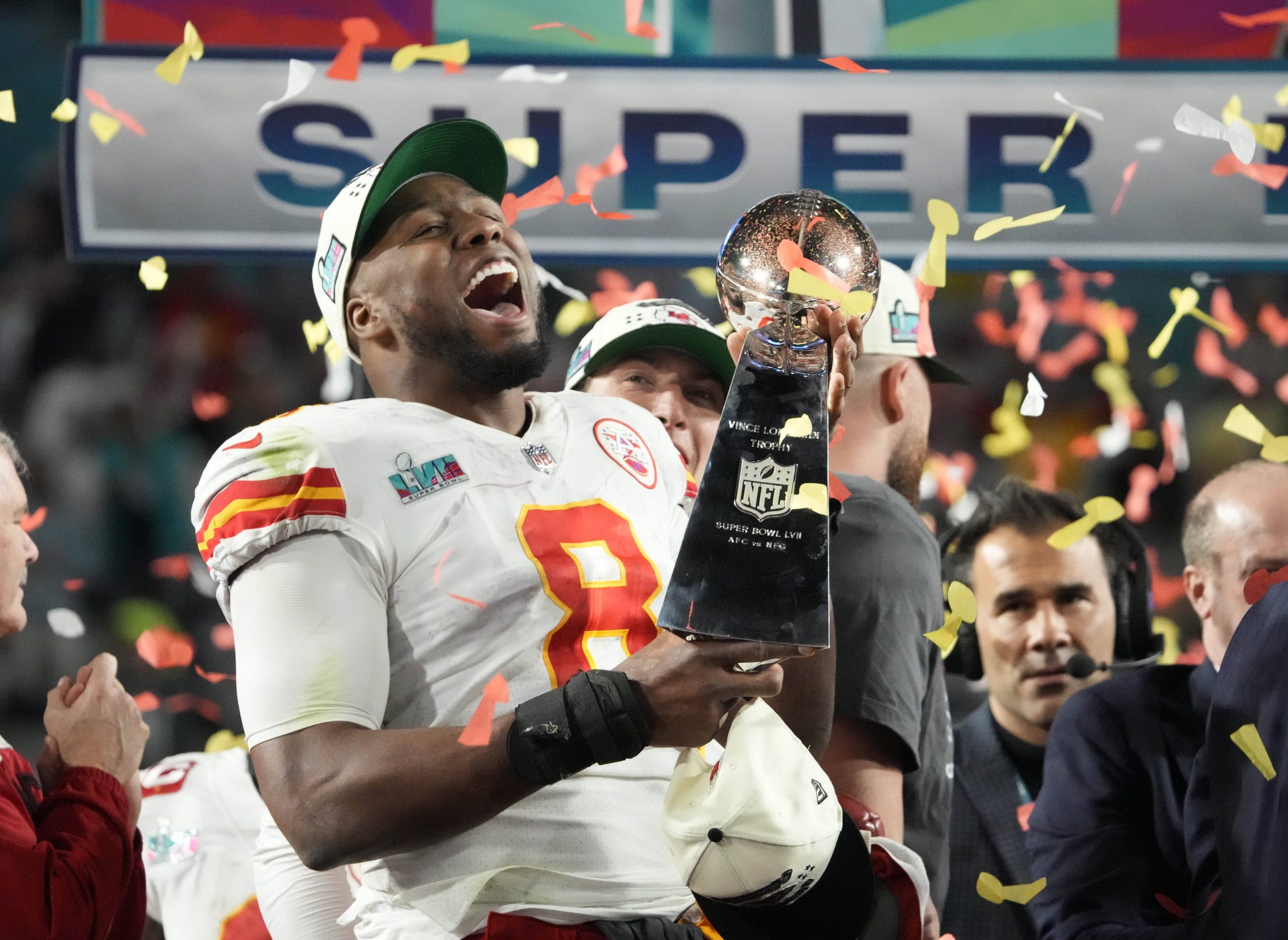 NFL, American Football Herren, USA Super Bowl LVII-Kansas City Chiefs vs Philadelphia Eagles Feb 12, 2023 Glendale, AZ, USA Kansas City Chiefs defensive end Carlos Dunlap 8 celebrates with the the Lombardi Trophy after defeating the Philadelphia Eagles in Super Bowl LVII at State Farm Stadium. Glendale Arizona USA, EDITORIAL USE ONLY PUBLICATIONxINxGERxSUIxAUTxONLY Copyright: xMichaelxChowx 20230212_jla_usa_326