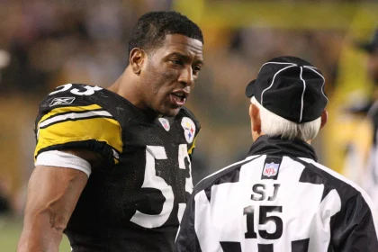 NFL, American Football Herren, USA Denver Broncos at Pittsburgh Steelers Nov 5, 2006 Pittsburgh , PA, USA Pittsburgh Steelers linebacker Clark Haggans 53 argues a call with side judge Rick Patterson 15 in the second half at Heinz Field in Pittsburgh, PA. Denver won the game, 31-20. Pittsburgh Pennsylvania UNITED STATES, EDITORIAL USE ONLY PUBLICATIONxINxGERxSUIxAUTxONLY Copyright: xJasonxBridge-USAxTODAYxSportsx 2177209