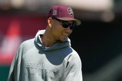MLB, Baseball Herren, USA Texas Rangers at Oakland Athletics May 14, 2023 Oakland, California, USA San Francisco 49ers quarterback Trey Lance stands on the field before the game between the Oakland Athletics and the Texas Rangers at Oakland-Alameda County Coliseum. Oakland Oakland-Alameda County Coliseum California USA, EDITORIAL USE ONLY PUBLICATIONxINxGERxSUIxAUTxONLY Copyright: xDarrenxYamashitax 20230514_tbs_yl1_084