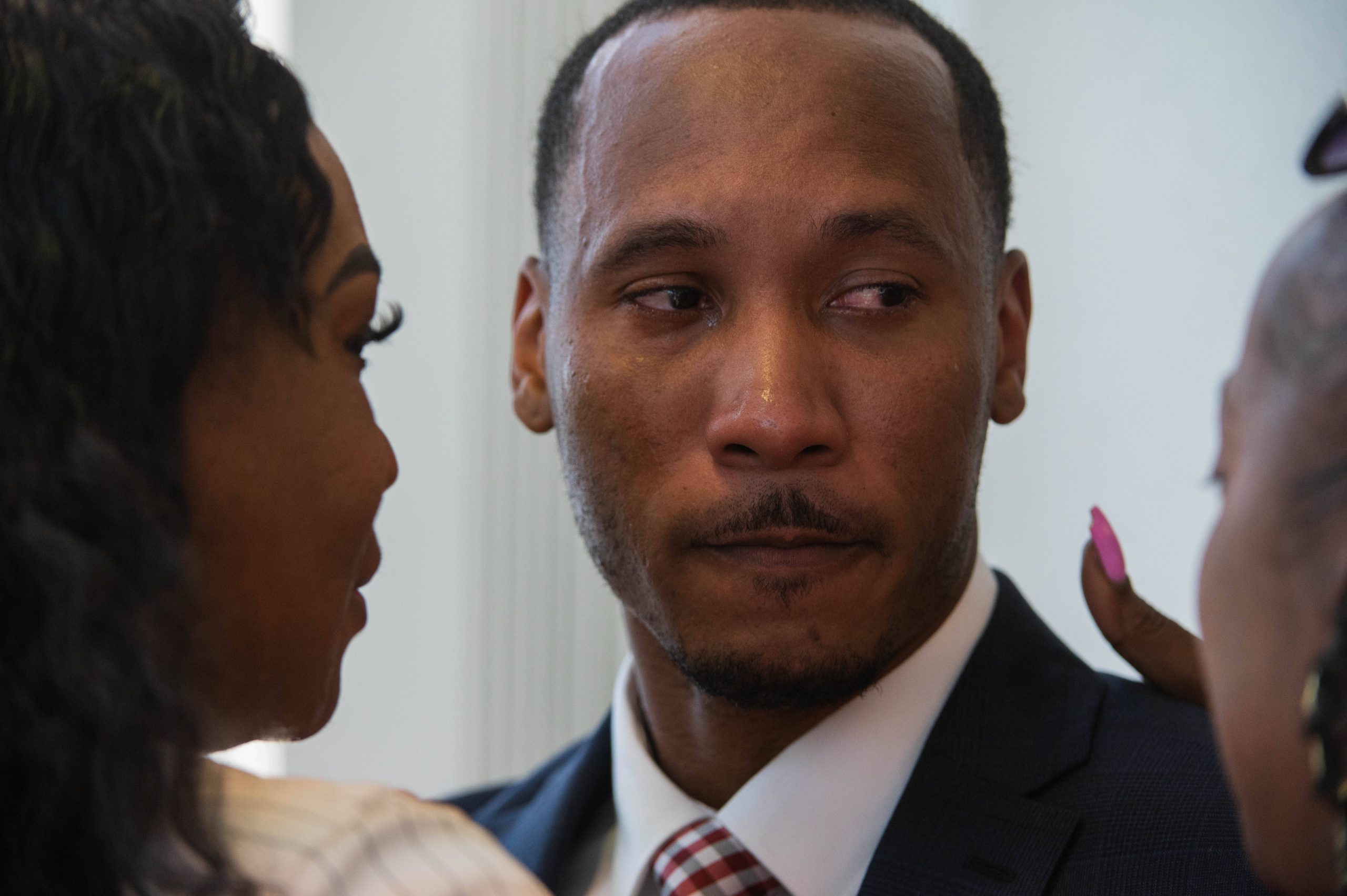 Syndication: Palm Beach Post Former Florida State University football player Travis Rudolph shows emotion while surrounded by friends and family after a prayer circle as they wait for the jury s verdict in the Rudolph s murder trial on Wednesday, June 7, 2023, in the Palm Beach County Courthouse in downtown West Palm Beach, Fla. , EDITORIAL USE ONLY PUBLICATIONxINxGERxSUIxAUTxONLY Copyright: xANDRESxLEIVA/THExPALMxBEACHxPOSTx 20843168