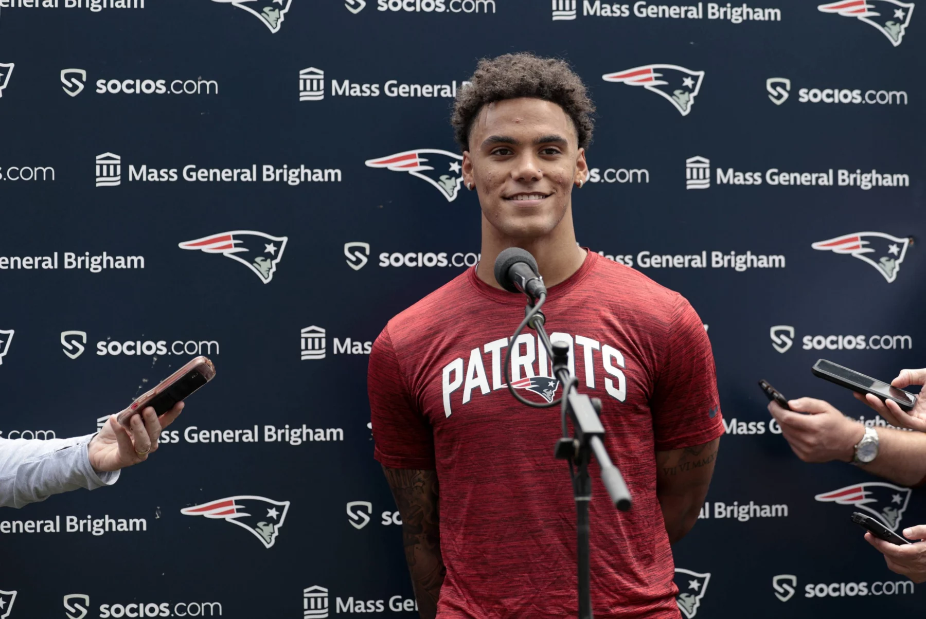 FOXBOROUGH, MA - JUNE 12: New England Patriots cornerback Christian Gonzalez 50 fields questions after New England Patriots Minicamp on June 12, 2023, at the Patriots Practice Facility at Gillette Stadium in Foxborough, Massachusetts. Photo by Fred Kfoury III/Icon Sportswire NFL, American Football Herren, USA JUN 12 New England Patriots Minicamp EDITORIAL USE ONLY Icon482230612159