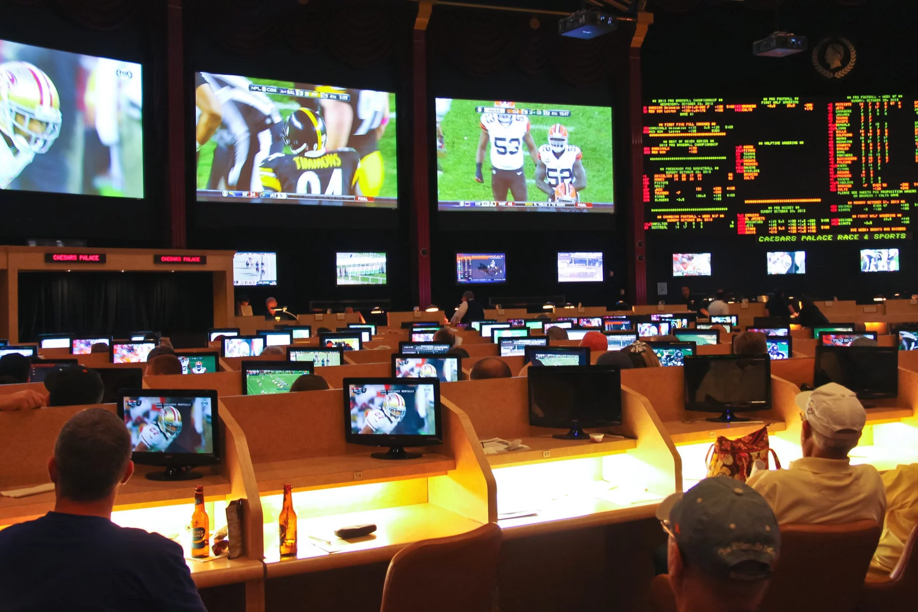 Buchmacher sind sich einig - LAS VEGAS, NEVADA, USA - OCTOBER 20 : Sport betting at Caesar's Palace on October 20, 2013 in Las Vegas, Caesar's Palace hotel opened in 1966 and has a Roman Empire theme.