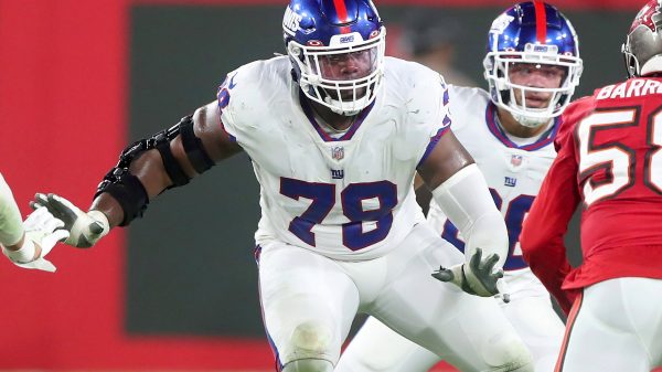 TAMPA, FL - NOVEMBER 22: New York Giants Offensive Tackle Andrew Thomas 78 is ready to block Tampa Bay Buccaneers Linebacker Shaquil Barrett 58 during the regular season game between the New York Giants and the Tampa Bay Buccaneers on November 22, 2021 at Raymond James Stadium in Tampa, Florida. Photo by Cliff Welch/Icon Sportswire NFL, American Football Herren, USA NOV 22 Giants at Buccaneers Icon357211122055