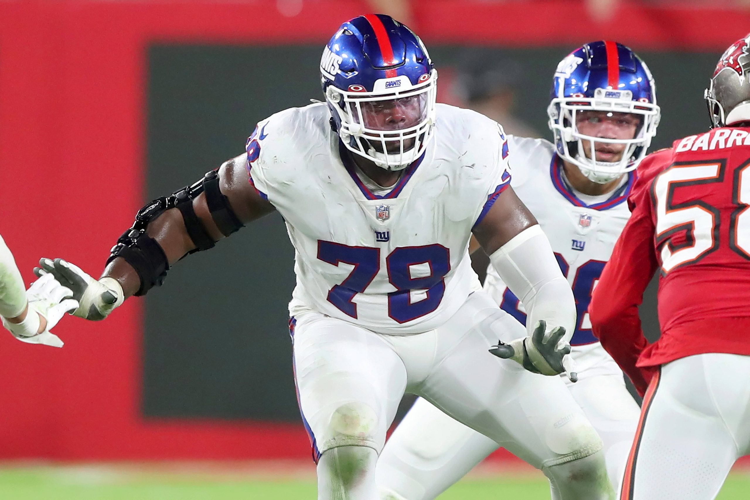 TAMPA, FL - NOVEMBER 22: New York Giants Offensive Tackle Andrew Thomas 78 is ready to block Tampa Bay Buccaneers Linebacker Shaquil Barrett 58 during the regular season game between the New York Giants and the Tampa Bay Buccaneers on November 22, 2021 at Raymond James Stadium in Tampa, Florida. Photo by Cliff Welch/Icon Sportswire NFL, American Football Herren, USA NOV 22 Giants at Buccaneers Icon357211122055
