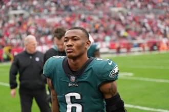 TAMPA, FL - JANUARY 16: Philadelphia Eagles wide receiver DeVonta Smith 6 looks on during the game between the Philadelphia Eagles and the Tampa Bay Buccaneers on January 16, 2022 at Raymond James Stadium in Tampa, FL. Photo by Andy Lewis/Icon Sportswire NFL, American Football Herren, USA JAN 16 NFC Wild Card - Eagles at Buccaneers Icon220116085