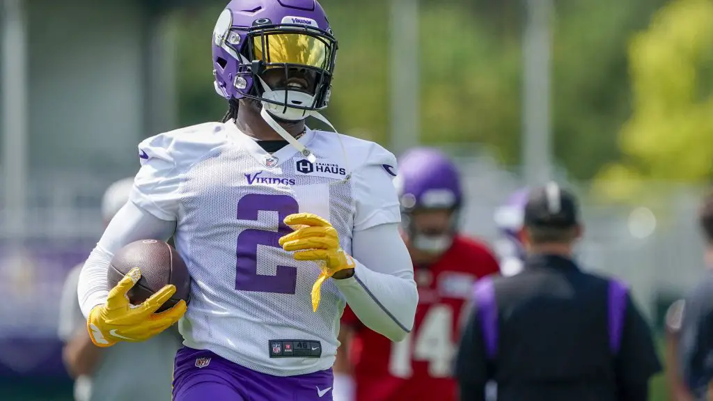 EAGAN, MN - JULY 27: Minnesota Vikings running back Alexander Mattison 2 runs with the ball during the first day of Minnesota Vikings Training Camp at TCO Performance Center on July 27, 2022 in Eagan, Minnesota.Photo by Nick Wosika/Icon Sportswire NFL, American Football Herren, USA JUL 27 Minnesota Vikings Training Camp Icon20220727033