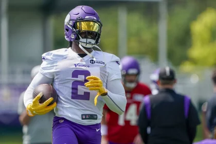 EAGAN, MN - JULY 27: Minnesota Vikings running back Alexander Mattison 2 runs with the ball during the first day of Minnesota Vikings Training Camp at TCO Performance Center on July 27, 2022 in Eagan, Minnesota.Photo by Nick Wosika/Icon Sportswire NFL, American Football Herren, USA JUL 27 Minnesota Vikings Training Camp Icon20220727033