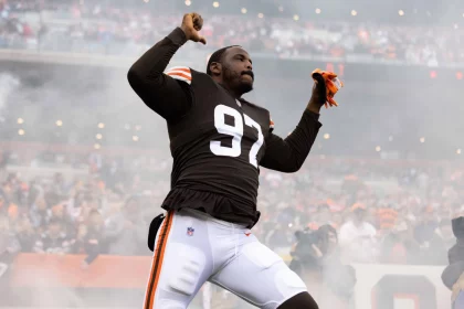 NFL, American Football Herren, USA Arizona Cardinals at Cleveland Browns, Oct 17, 2021 Cleveland, Ohio, USA Cleveland Browns defensive tackle Malik Jackson 97 enters the field before the game against the Arizona Cardinals at FirstEnergy Stadium. Mandatory Credit: Scott Galvin-USA TODAY Sports, 17.10.2021 15:56:59, 17019067, Malik Jackson, Cleveland Browns, Arizona Cardinals, NFL, FirstEnergy Stadium PUBLICATIONxINxGERxSUIxAUTxONLY Copyright: xScottxGalvinx 17019067