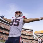 NFL, American Football Herren, USA New England Patriots at Cleveland Browns Oct 16, 2022 Cleveland, Ohio, USA New England Patriots tight end Hunter Henry 85 celebrates his touchdown run against the Cleveland Browns during the third quarter at FirstEnergy Stadium. Cleveland FirstEnergy Stadium Ohio USA, EDITORIAL USE ONLY PUBLICATIONxINxGERxSUIxAUTxONLY Copyright: xScottxGalvinx 20221016_ams_bg7_0149