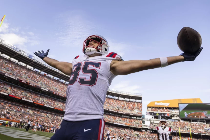 NFL, American Football Herren, USA New England Patriots at Cleveland Browns Oct 16, 2022 Cleveland, Ohio, USA New England Patriots tight end Hunter Henry 85 celebrates his touchdown run against the Cleveland Browns during the third quarter at FirstEnergy Stadium. Cleveland FirstEnergy Stadium Ohio USA, EDITORIAL USE ONLY PUBLICATIONxINxGERxSUIxAUTxONLY Copyright: xScottxGalvinx 20221016_ams_bg7_0149
