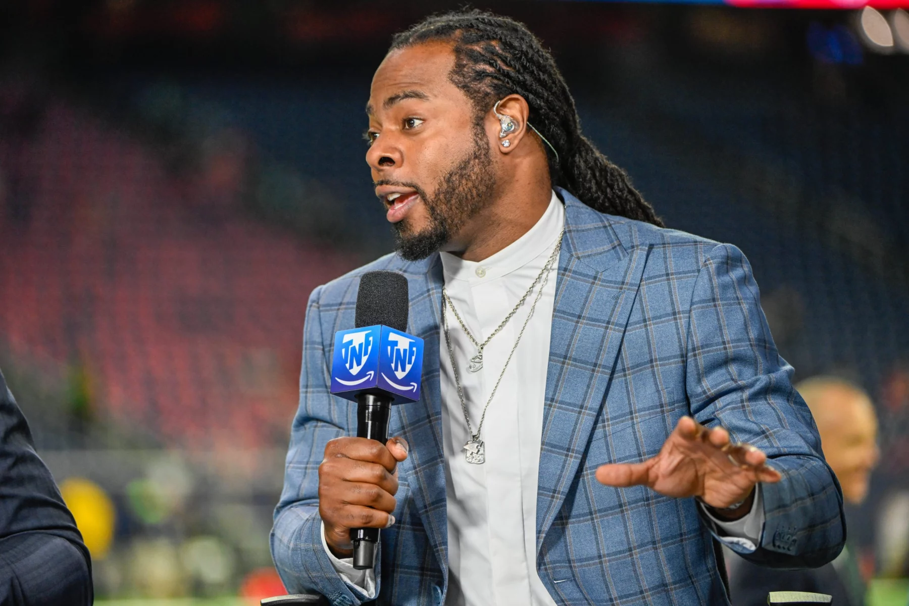 Einbruchsserie bei NFL - NOVEMBER 03: Amazon Thursday Night Football analyst Richard Sherman performs a live shot before the football game between the Philadelphia Eagles and Houston Texans at NRG Stadium on November 3, 2022 in Houston, TX. Photo by Ken Murray/Icon Sportswire NFL, American Football Herren, USA NOV 03 Eagles at Texans Icon221103088