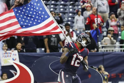 NFL, American Football Herren, USA Washington Commanders at Houston Texans Nov 20, 2022 Houston, Texas, USA Houston Texans wide receiver Nico Collins 12 runs onto the field with an American flag before the game against the Washington Commanders at NRG Stadium. Houston NRG Stadium Texas USA, EDITORIAL USE ONLY PUBLICATIONxINxGERxSUIxAUTxONLY Copyright: xTroyxTaorminax 20221120_tjt_at5_052
