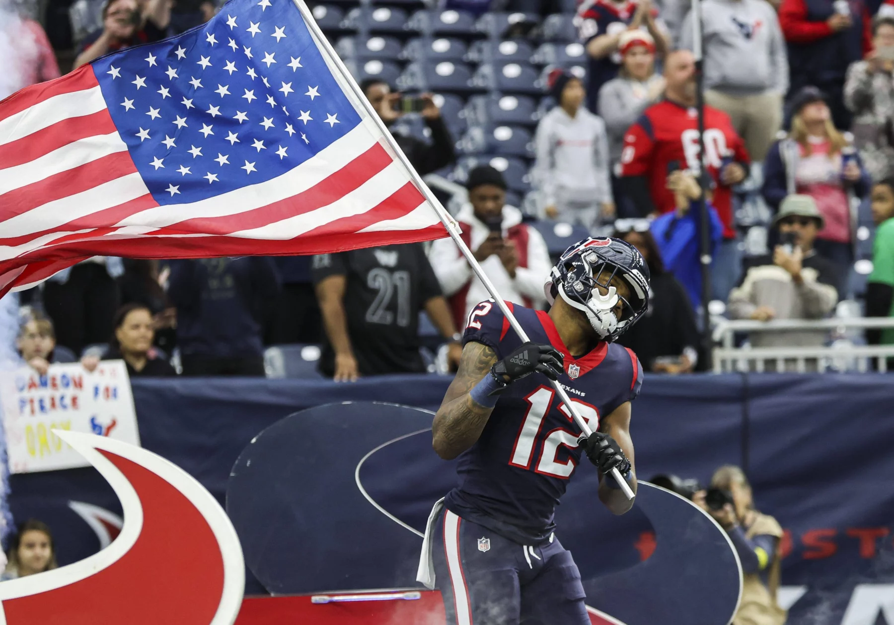 NFL, American Football Herren, USA Washington Commanders at Houston Texans Nov 20, 2022 Houston, Texas, USA Houston Texans wide receiver Nico Collins 12 runs onto the field with an American flag before the game against the Washington Commanders at NRG Stadium. Houston NRG Stadium Texas USA, EDITORIAL USE ONLY PUBLICATIONxINxGERxSUIxAUTxONLY Copyright: xTroyxTaorminax 20221120_tjt_at5_052