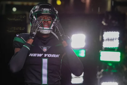 NFL, American Football Herren, USA Chicago Bears at New York Jets Nov 27, 2022 East Rutherford, New Jersey, USA New York Jets cornerback Sauce Gardner 1 walks onto the field before the game against the Chicago Bears at MetLife Stadium. East Rutherford MetLife Stadium New Jersey USA, EDITORIAL USE ONLY PUBLICATIONxINxGERxSUIxAUTxONLY Copyright: xVincentxCarchiettax 20221127_tbs_cb6_058