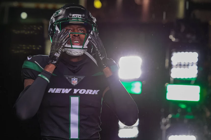 NFL, American Football Herren, USA Chicago Bears at New York Jets Nov 27, 2022 East Rutherford, New Jersey, USA New York Jets cornerback Sauce Gardner 1 walks onto the field before the game against the Chicago Bears at MetLife Stadium. East Rutherford MetLife Stadium New Jersey USA, EDITORIAL USE ONLY PUBLICATIONxINxGERxSUIxAUTxONLY Copyright: xVincentxCarchiettax 20221127_tbs_cb6_058