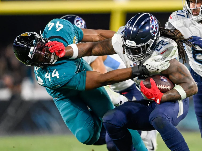 January 7, 2023, Jacksonville, Florida, USA: Tennessee Titans running back DERRICK HENRY 22 is tackled by Jacksonville Jaguars linebacker TRAVON WALKER 44 for a 2yd LOSS during a game in Jacksonville. Jacksonville USA - ZUMAcg2_ 20230107_zaf_cg2_005 Copyright: xRomeoxGuzmanx