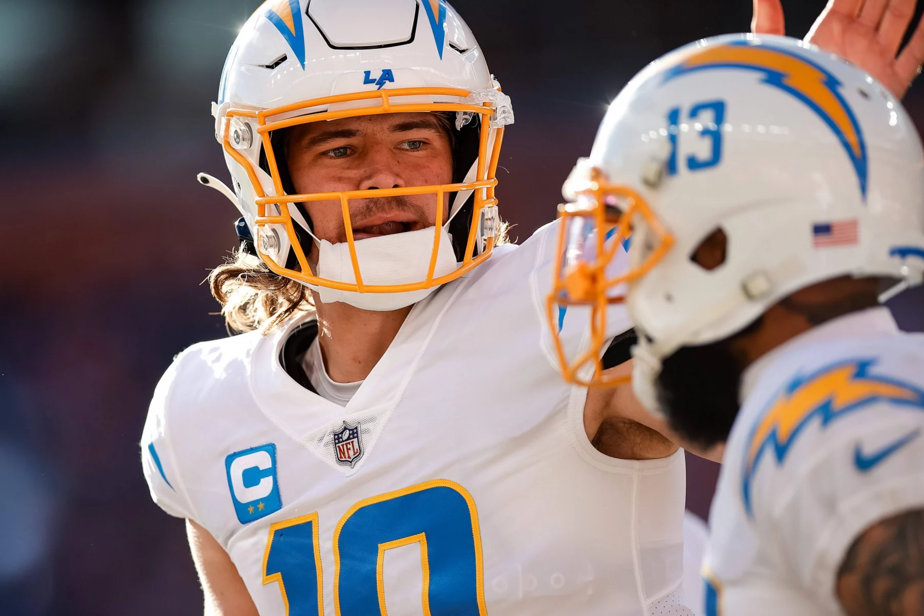NFL, American Football Herren, USA Los Angeles Chargers at Denver Broncos Jan 8, 2023 Denver, Colorado, USA Los Angeles Chargers quarterback Justin Herbert 10 celebrates with wide receiver Keenan Allen 13 after a touchdown in the first quarter against the Denver Broncos at Empower Field at Mile High. Denver Empower Field at Mile High Colorado USA, EDITORIAL USE ONLY PUBLICATIONxINxGERxSUIxAUTxONLY Copyright: xIsaiahxJ.xDowningx 20230108_ijd_bd3_014